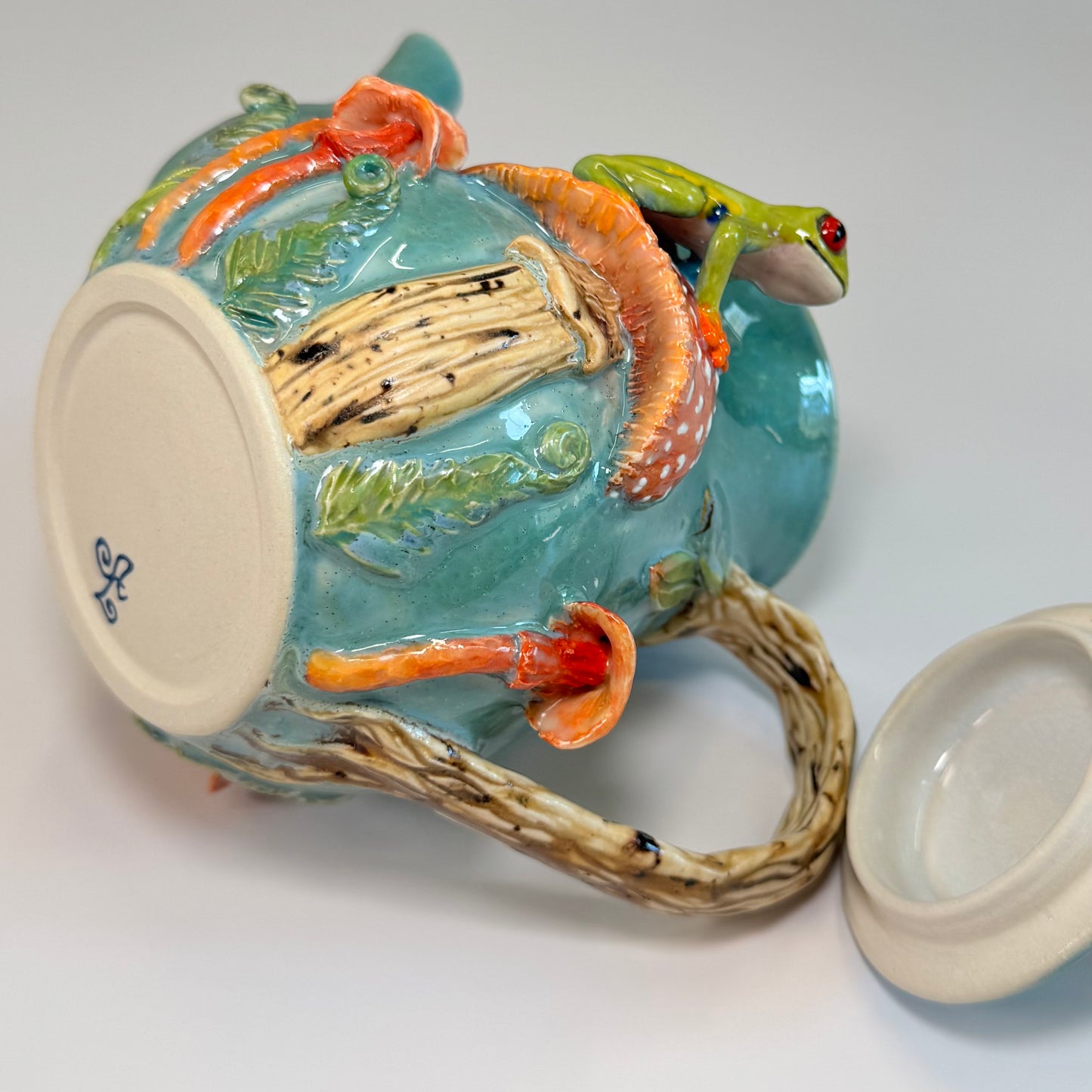 01 Teapot - Frog on Mushroom - Sculpted