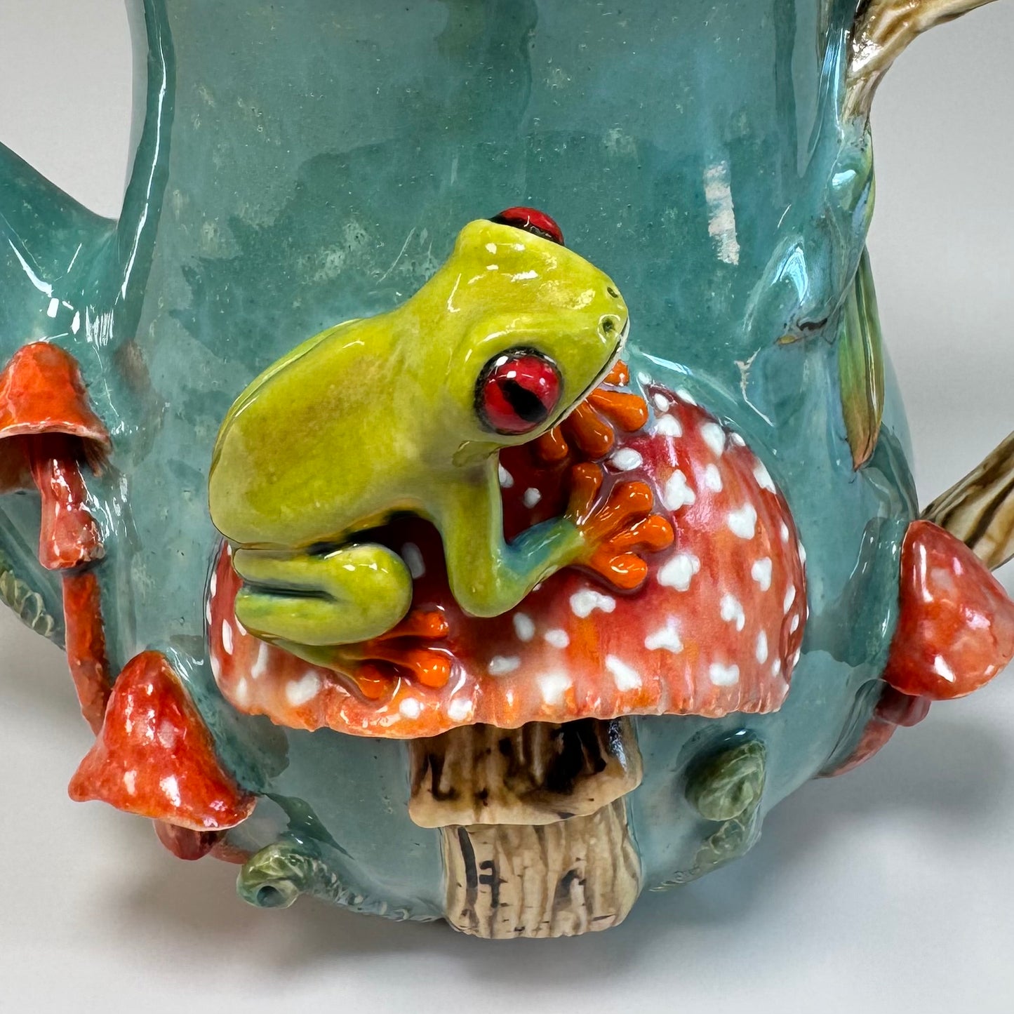 01 Teapot - Frog on Mushroom - Sculpted