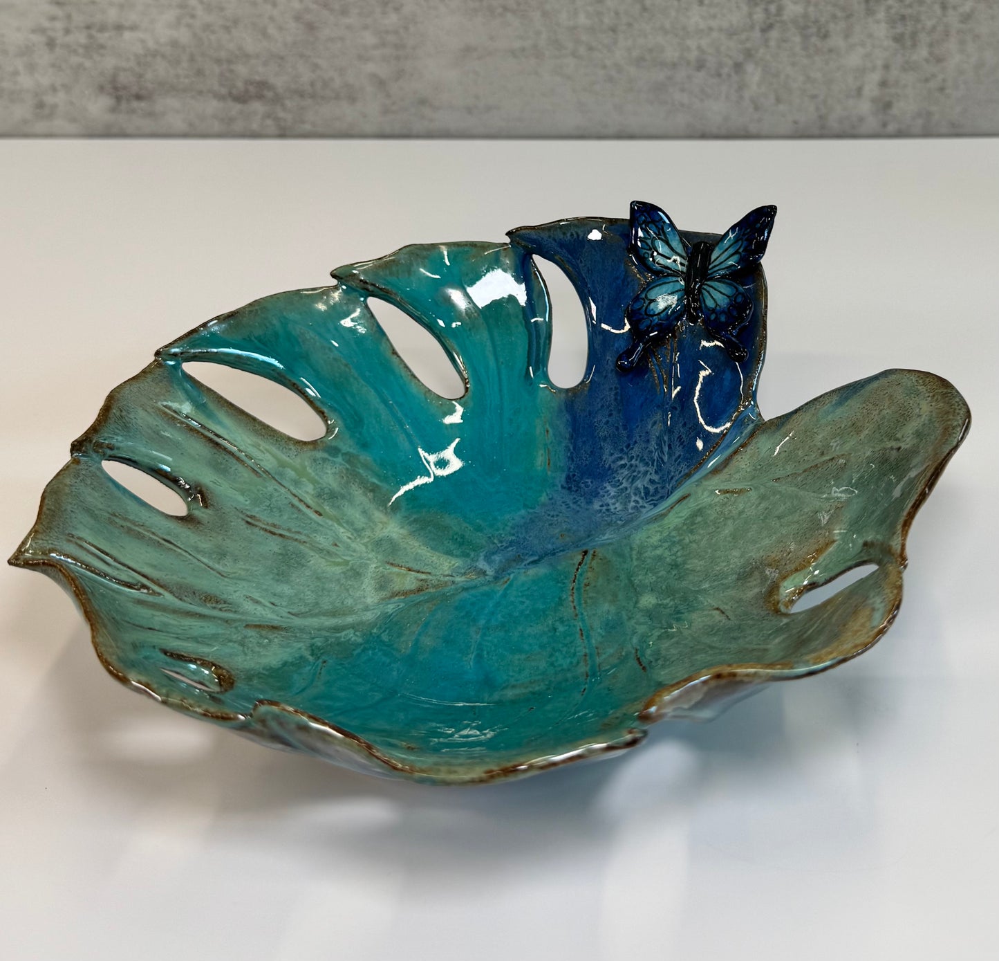 02 Monstera leaf and butterfly - Marbled clay
