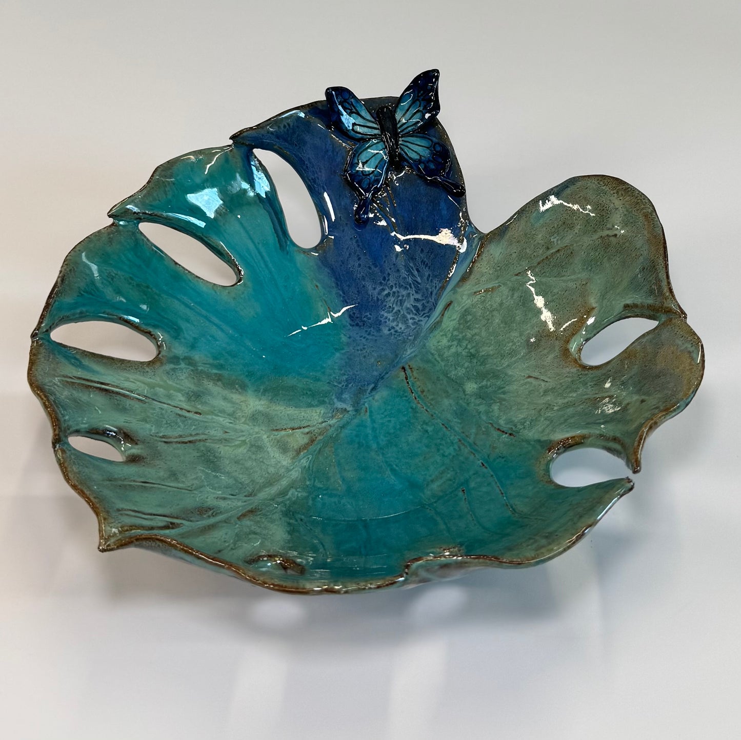 02 Monstera leaf and butterfly - Marbled clay