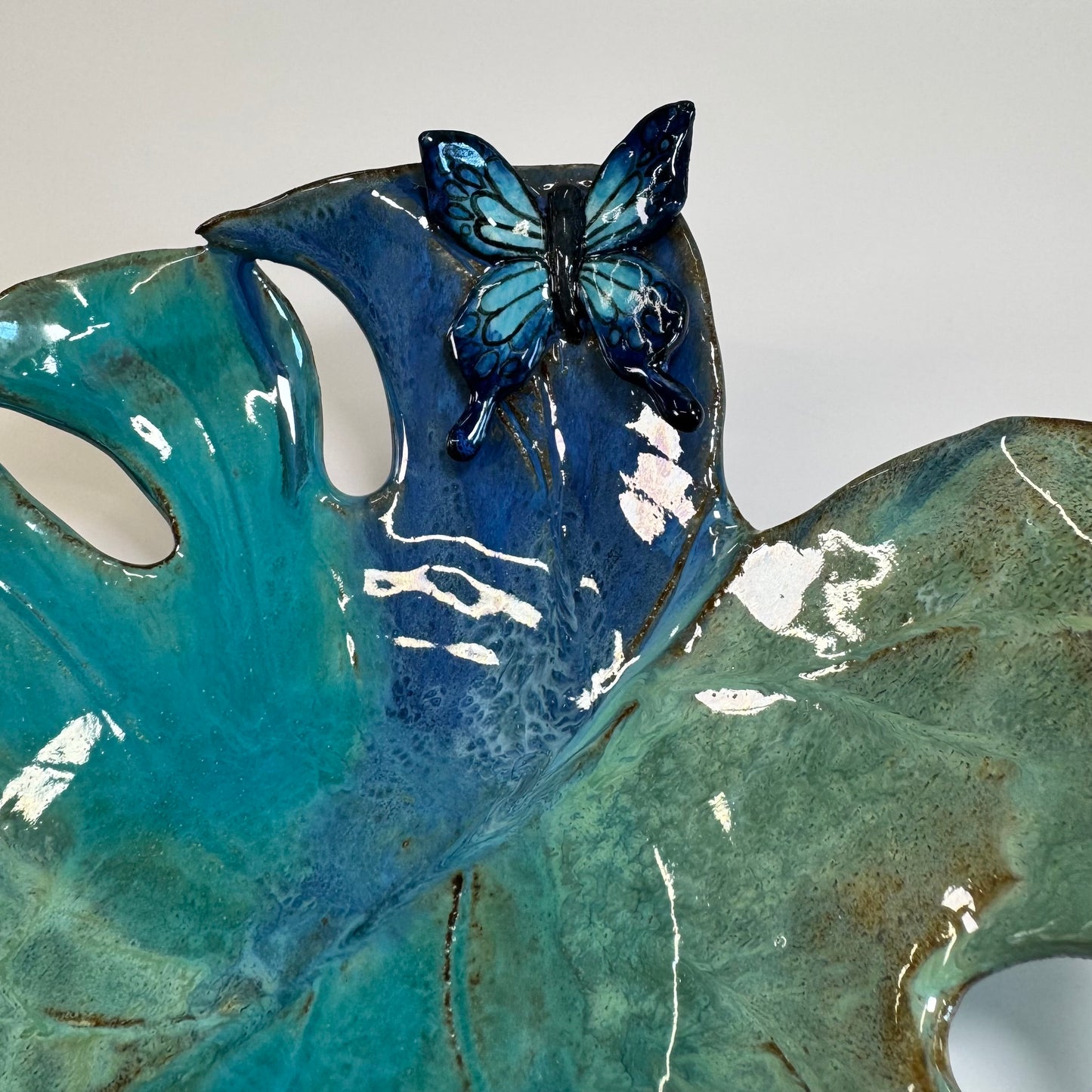 02 Monstera leaf and butterfly - Marbled clay